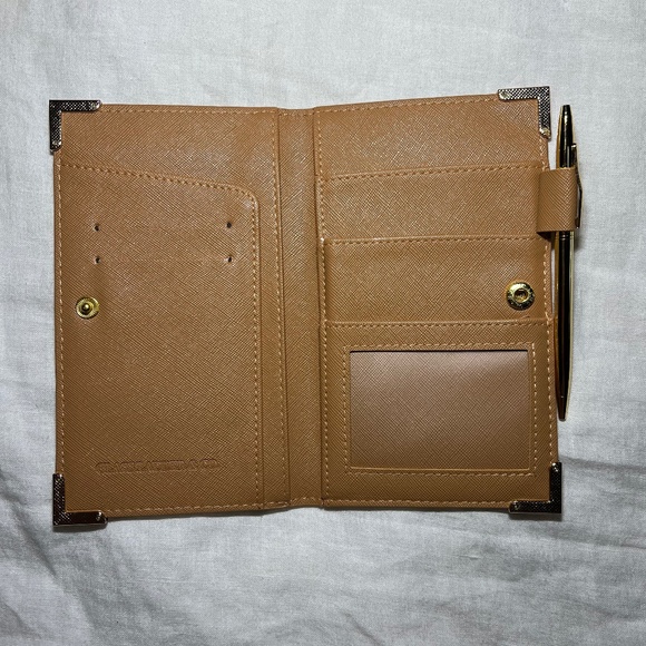 Amelia Travel Wallet - Picture 4 of 5